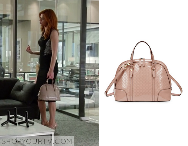 Donna Paulsen (Sarah Rafferty) wears this nude bag in this week’s episode o...