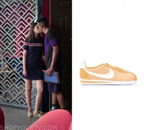 Greenhouse Academy Season 3 Episode 1 Hayley S Yellow Sneakers Shop Your Tv