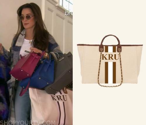 Lily and bean Weekend Jumbo Bag worn by Lisa Rinna as seen in The Real  Housewives of Beverly Hills (S12E05)