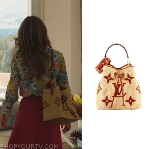 Bolso Louis Vuitton Keepall usado por Daphne Sullivan (Meghann Fahy) como  se ve en la serie de televisión The White Lotus (Temporada 2, Episodio 4)