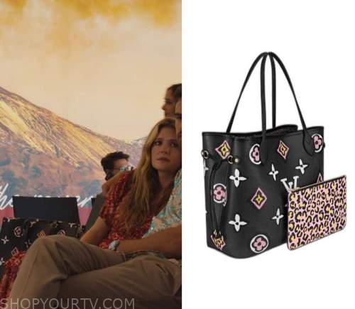 Bolso Louis Vuitton Keepall usado por Daphne Sullivan (Meghann Fahy) como  se ve en la serie de televisión The White Lotus (Temporada 2, Episodio 4)