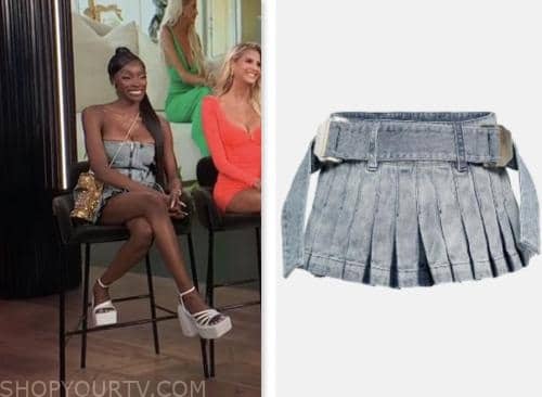 Chelsea Lazkani, E! news, denim pleated belted mini skirt
